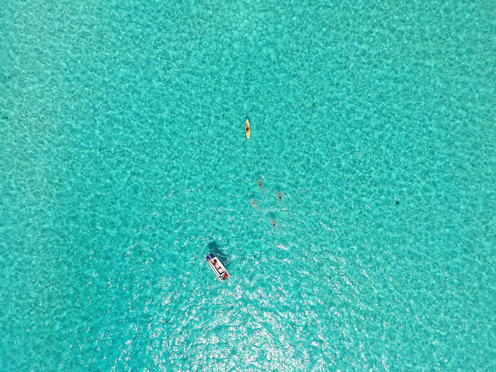 swimming_holidays_maldives_turquoise_waters