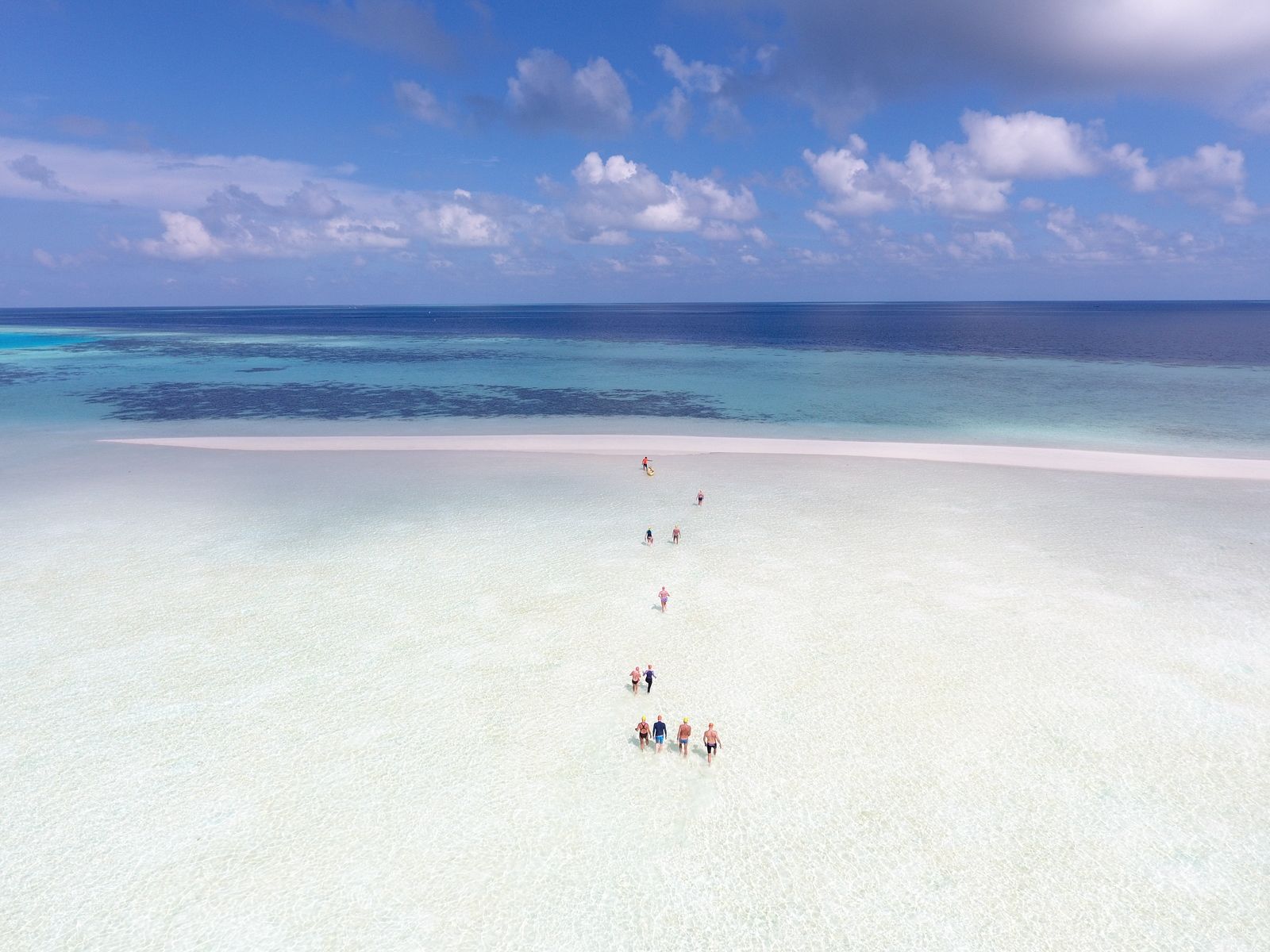 swimming_holidays_maldives_walk_into_shore