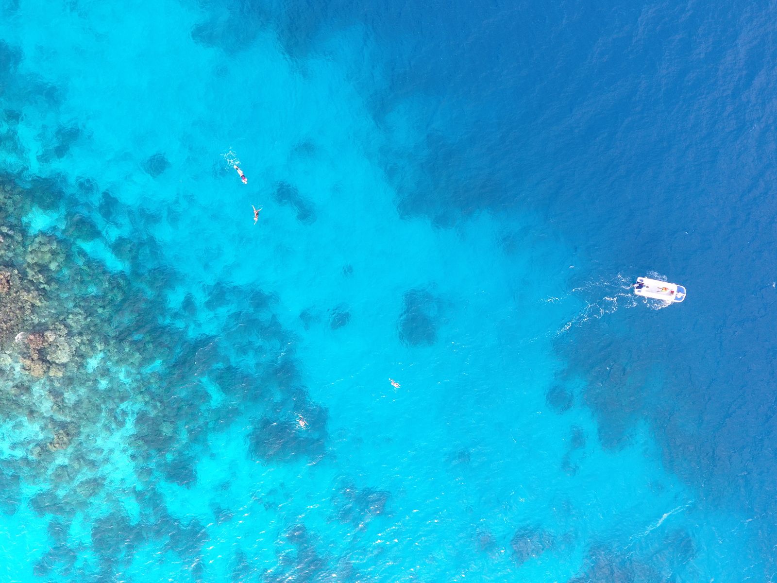 swimming_holidays_maldives_blue_hues