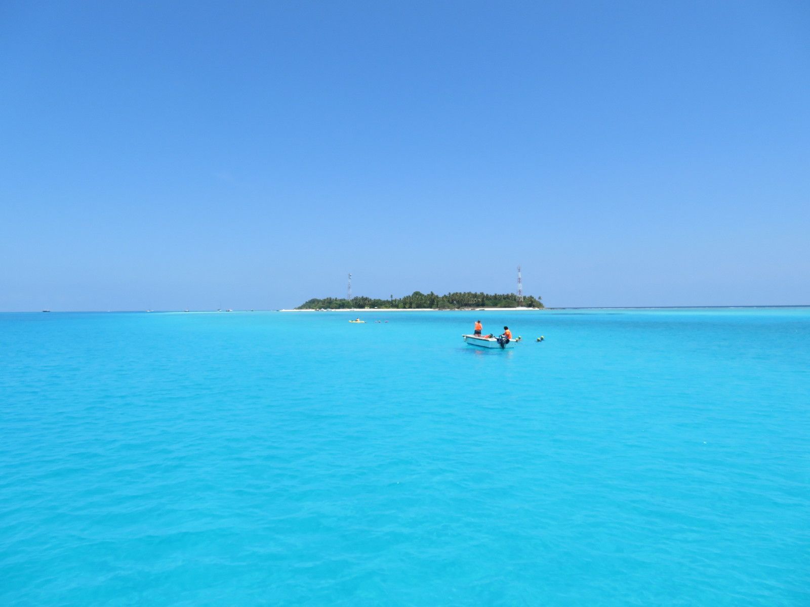 swimming_holidays_maldives_open_plain
