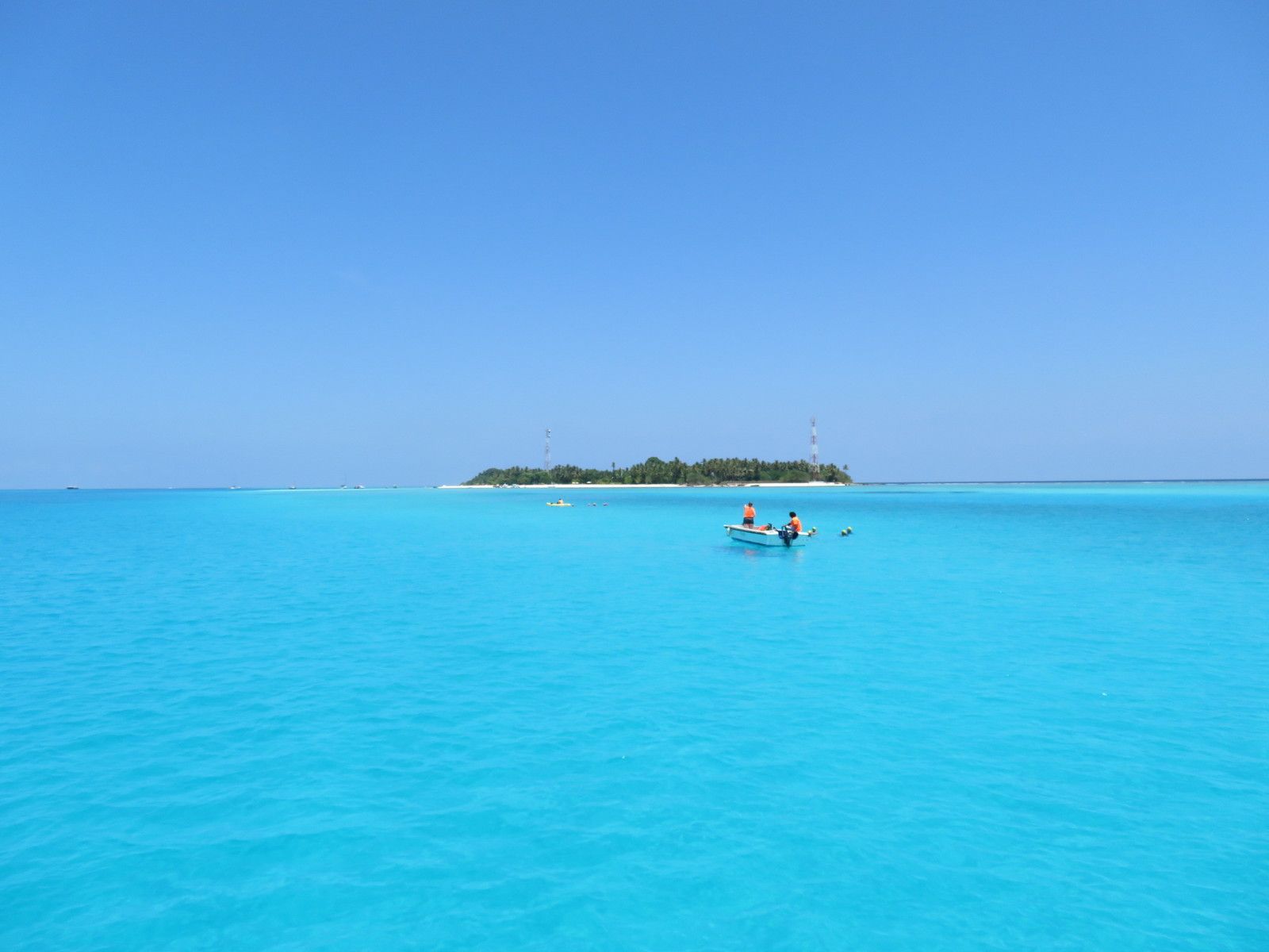 swimming_holidays_maldives_open_plain
