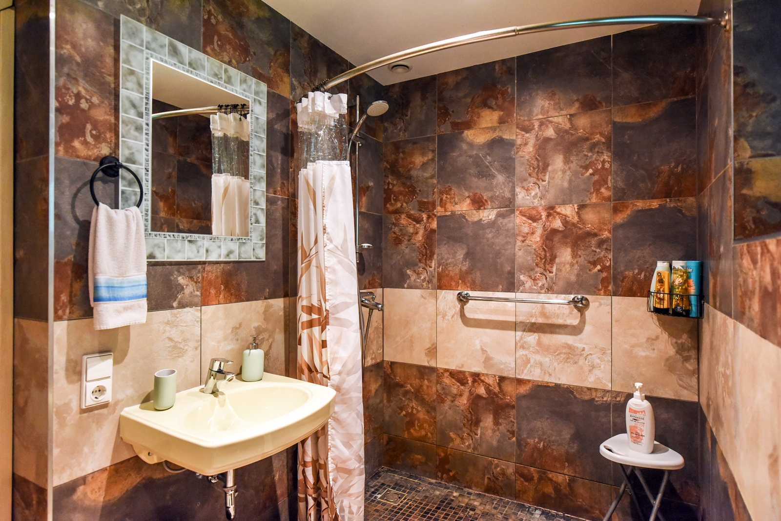 swimming_holidays_lithuania_tiki_inn_marquesas_shared_bathroom