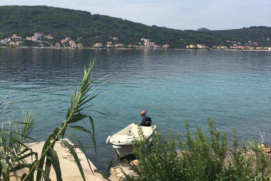 ugljan boat by shore